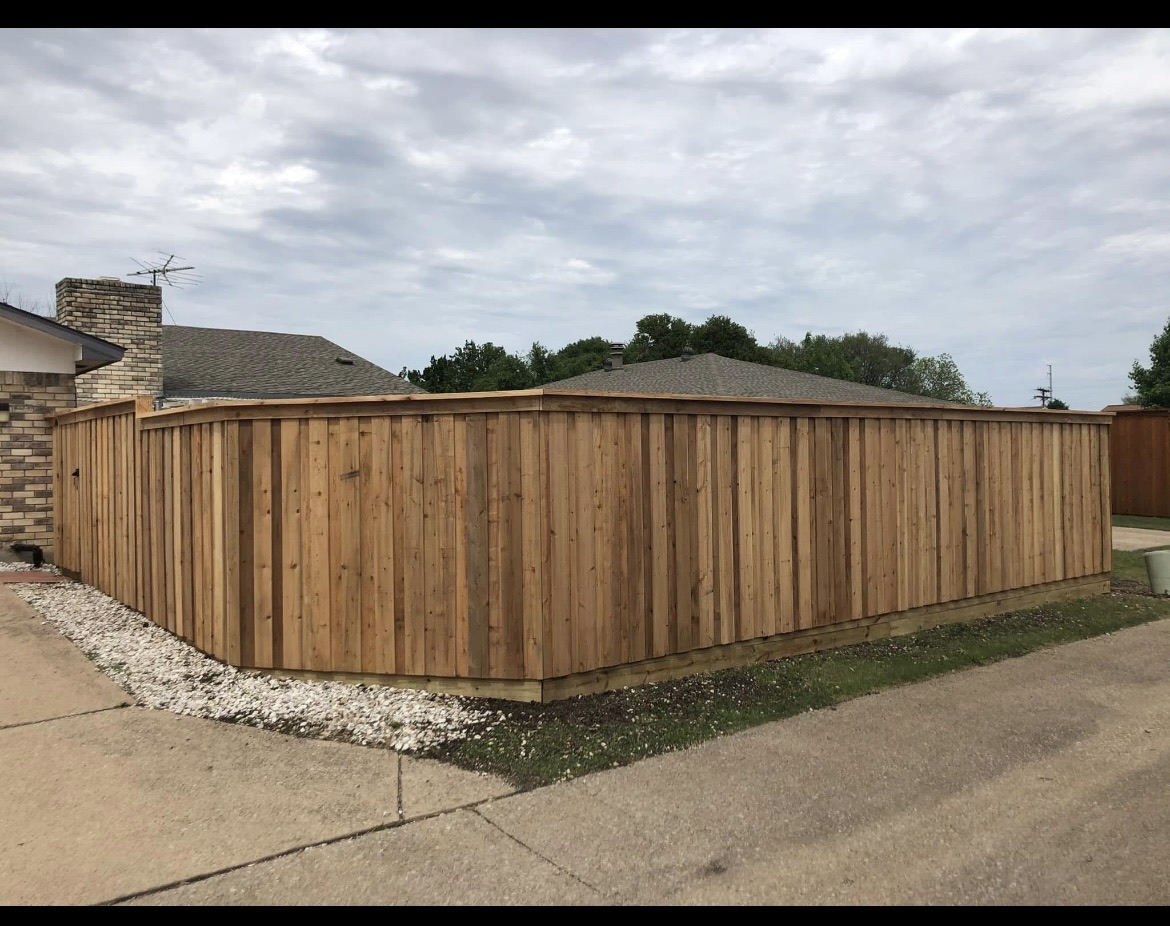 Vertical board cedar privacy fence corner in Texarkana, TX