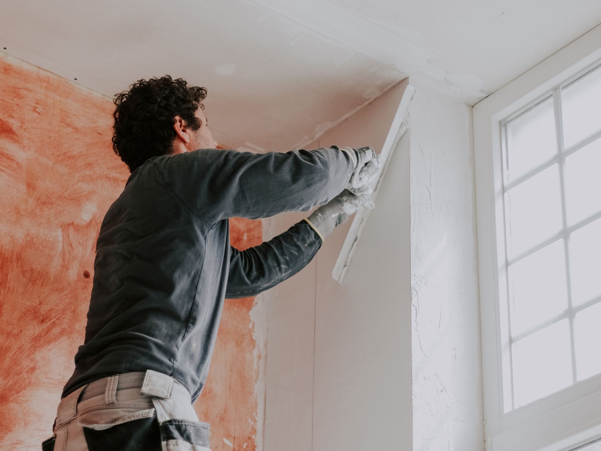 Empty room with smooth plastered walls (feature photo)