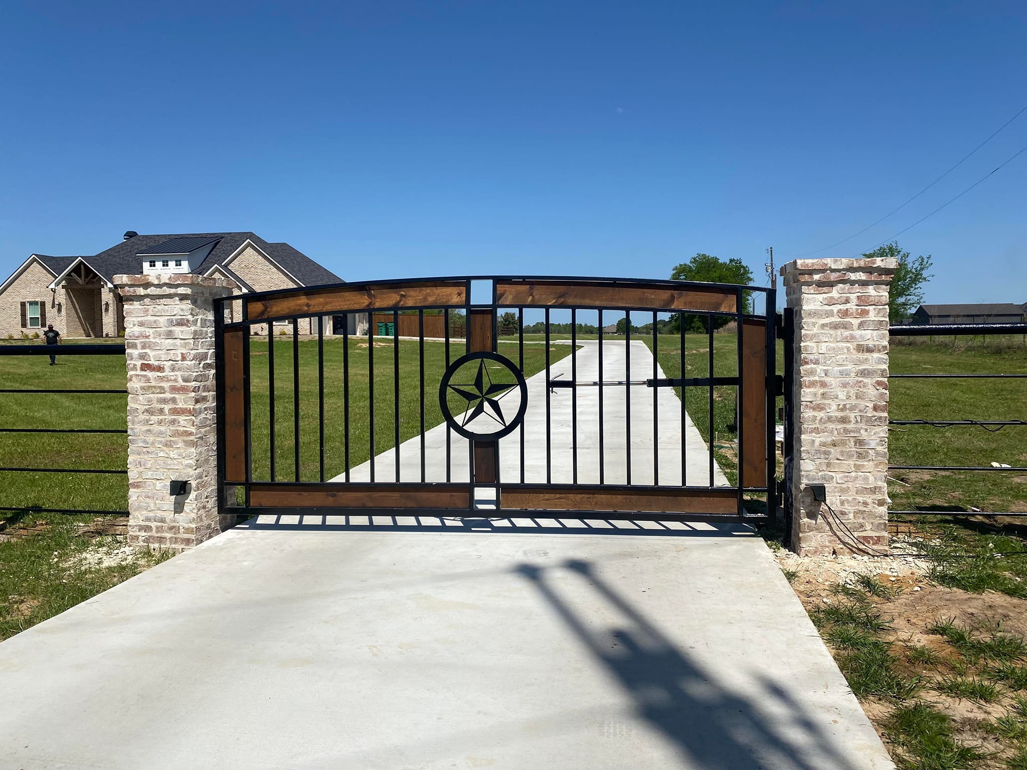 Fencing company Aguilar Fencing and Gates LLC in Longview, Texas