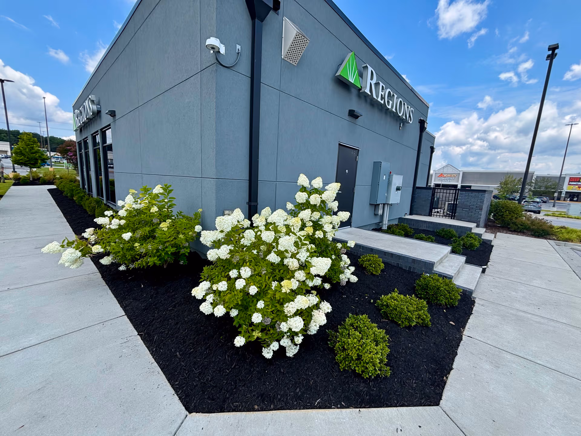 100+ Yards of Fresh Mulch Across 10 Regions Bank Locations in Chattanooga