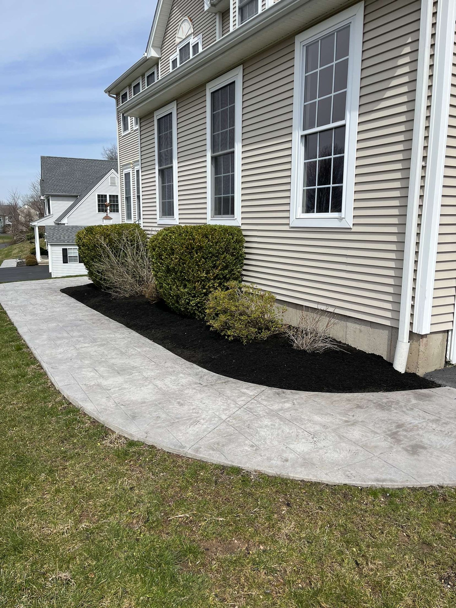 landscaping & hardscaping company Chapman's Lawn & Landscape in Ellington, CT