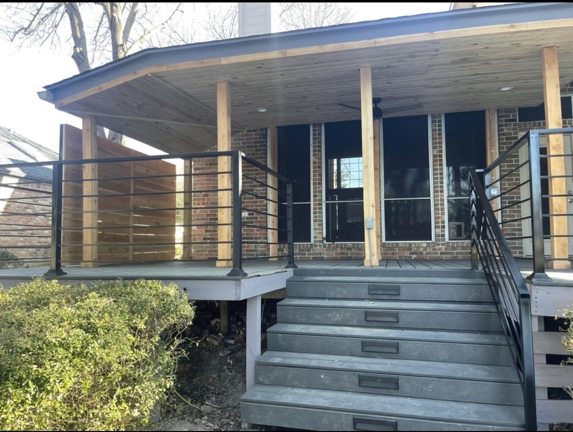 Covered composite deck with cable railing in Texarkana, TX