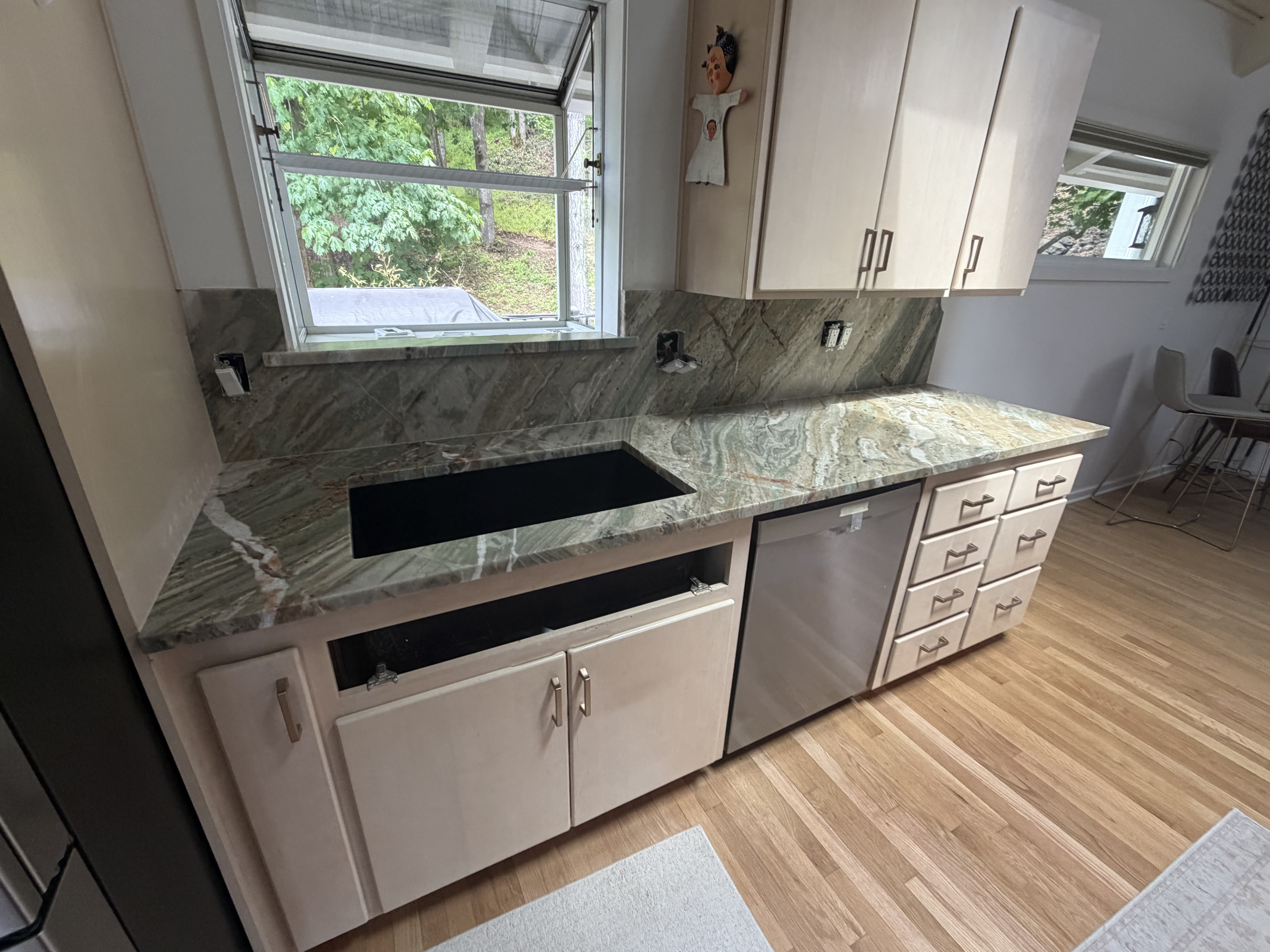 Green quartzite kitchen countertop in the Umpqua Valley — Luxury Granite Countertops