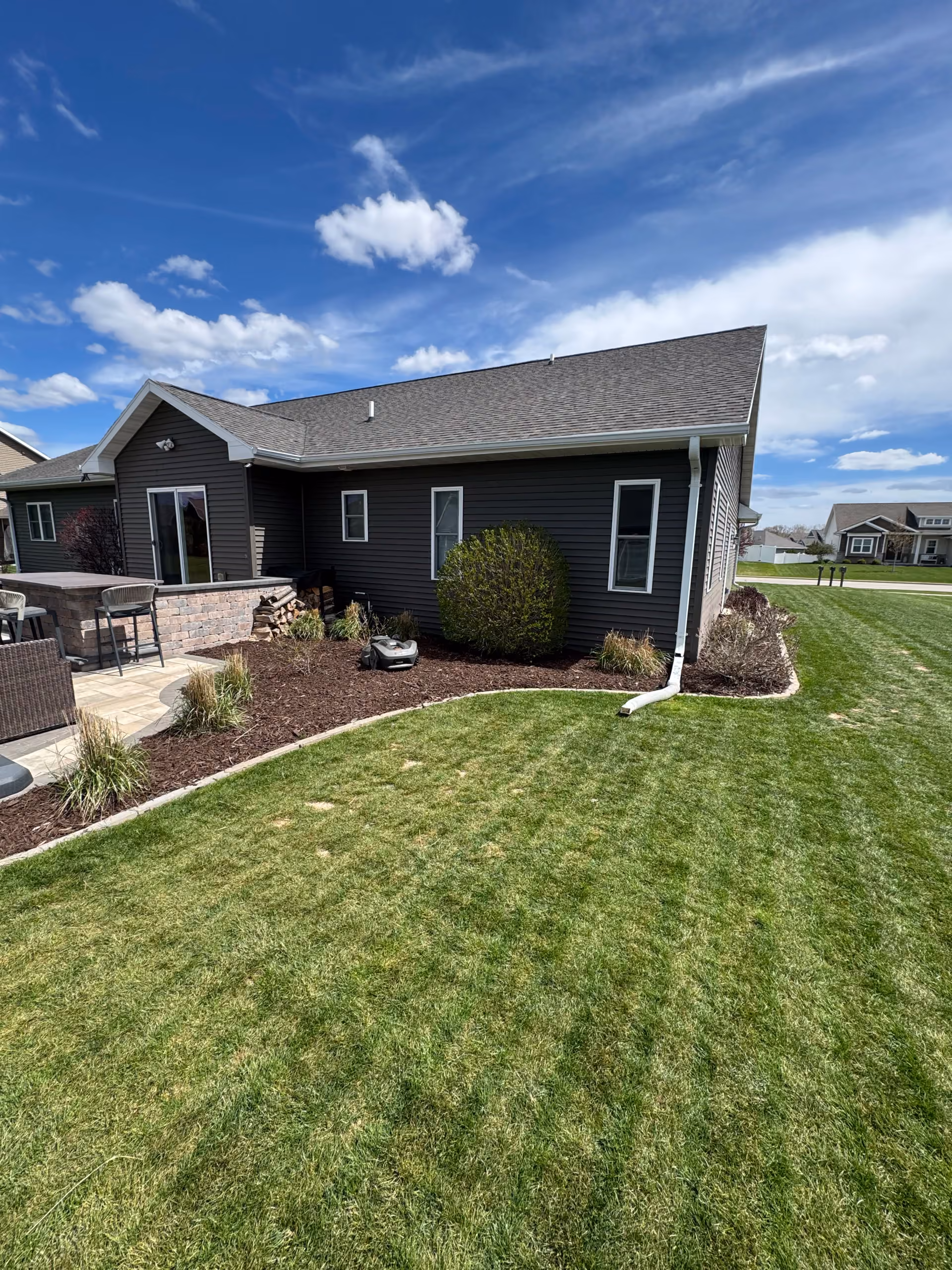 Fresh Mulch and Clean Edges That Make a Whole Property Pop